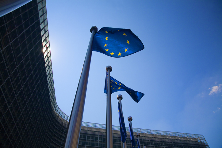 Maszt z flagą Unii Europejskiej